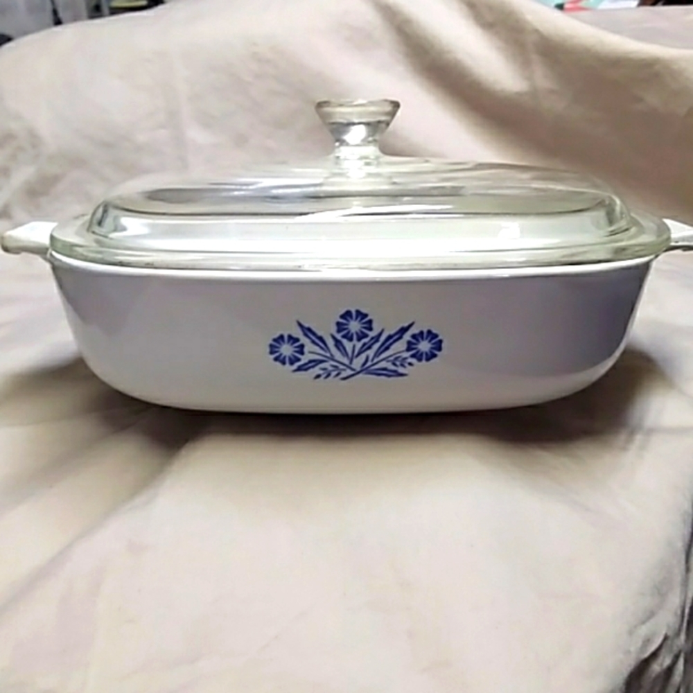 Corning Ware 9 inch casserole dish with lid.
